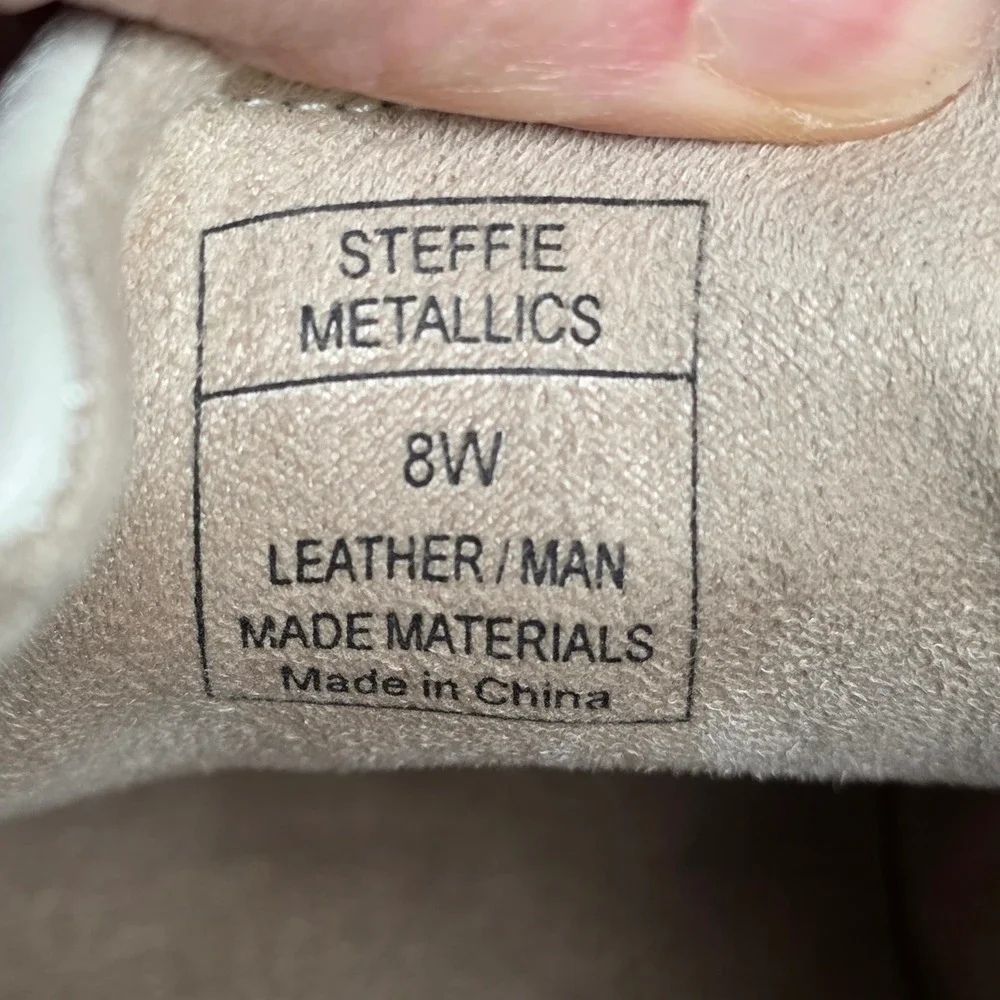 ShuShop Steffie Womens 8W Wide Leather Low Top Sneakers Cream Gum Sole NWOT